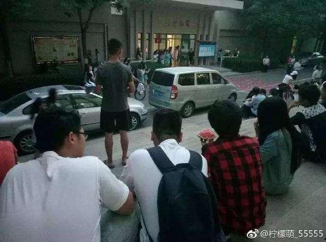 校园吃瓜群众表白视频,吃瓜群众表白视频，浪漫瞬间引网友热议