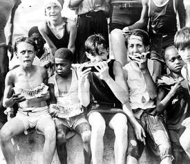 吃瓜群众路边拍摄,吃瓜群众捕捉的市井百态