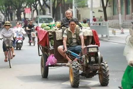 摆摊群众吃瓜视频,摆摊群众吃瓜视频，揭秘市井生活百态