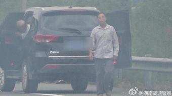 吃瓜群众看热闹拍照图片,吃瓜群众捕捉热闹瞬间，镜头下的欢乐时光