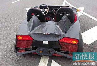 吃瓜群众看交警拦摩托,吃瓜群众现场围观