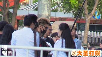 戴墨镜吃瓜群众